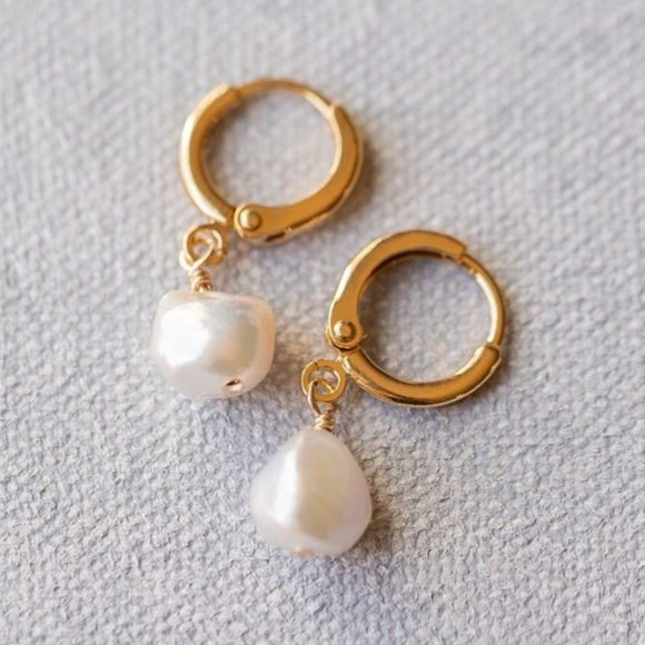 Jewelry - 🆕 KESHI PEARL NUGGET HUGGIES